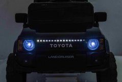 Elektrické autíčko Toyota Landcruiser 12V, čierne, široké jednomiestne sedadlo, 2,4 GHz diaľkové ovládanie, USB / AUX Vstup, Bluetooth, Odpruženie, Lítiová batéria, LED svetlá, 2 X 25W Motor, ORIGINÁL licencia