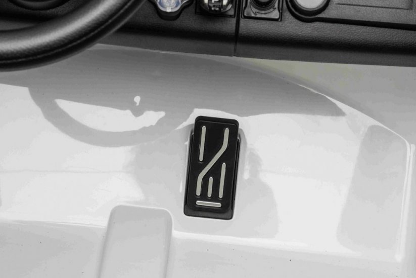 Beneo Elektrické autíčko Range Rover model 2023, Dvoumístné, černé, Koženková sedadla, Rádio se vstupem USB, Zadní Pohon s odpružením, 12V7AH Baterie, EVA kola, Klíčové třípolohové startování, 2,4 GHz, licencované