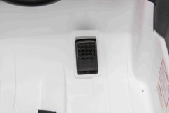Elektrické autíčko Toyota Landcruiser 12V, biele, široké jednomiestne sedadlo, 2,4 GHz diaľkové ovládanie, USB / AUX Vstup, Bluetooth, Odpruženie, Lítiová batéria, LED svetlá, 2 X 25W Motor, ORIGINÁL licencia