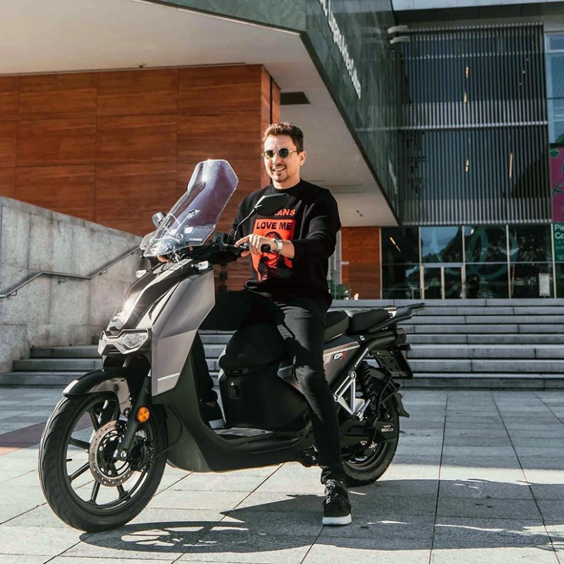 Elektrický skúter Super Soco CPX dual battery strieborný