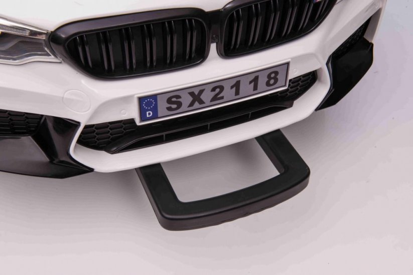 Beneo Elektrické autíčko BMW M5 24V Mäkké EVA kolesá Motory: 2 x 24V Kapacita batérií 24V LED Svetlá 2,4 GHz diaľkové ovládanie MP3 Prehrávač Koženkové sedadlo ORIGINÁL licencia biele