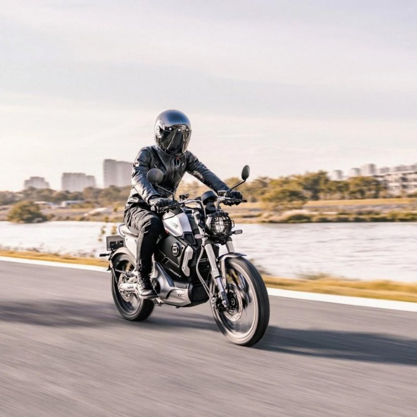 Elektrický motocykel Super Soco TC MAX s hlinikovými kolesami