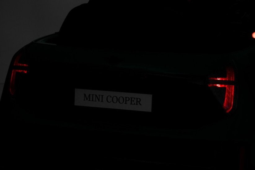 Beneo Elektrické auto BMW Mini Cooper 12V, zelené, USB vstup s Bluetooth připojením na MP3 přehrávač, 2,4GHz dálkové ovládání, 2 x 25W motor, lithiová baterie, LED světla, ORIGINÁLNÍ licence