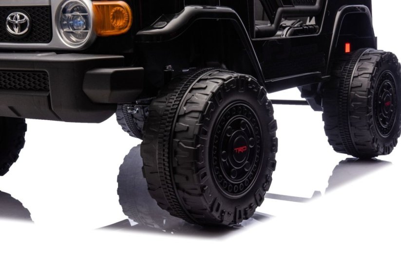 Beneo Elektrické autíčko Toyota FJ Cruiser XXL s pohonom 4x4, licencované (Dvojmiestne), čierne, Prenosná lítiová batéria, Vysoký podvozok, Dve sedadlá, Odpružená zadná náprava, 2,4 GHz Diaľkový ovládač, MP3 prehrávač s Bt, LED