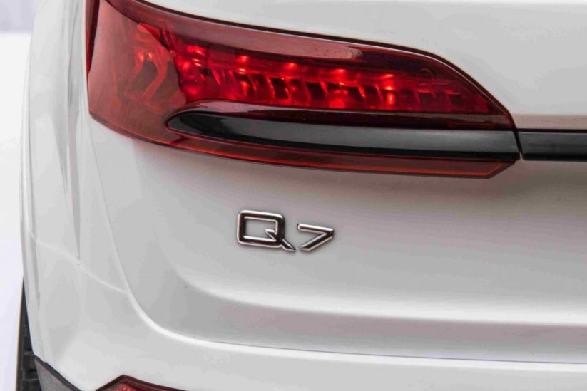 Beneo Elektrické autíčko Audi Q7 bílé, Jednomístné, Nezávislé odpružení, 12V baterie, Dálkové ovládání, 2 x 35W motor, LED Světla, USB/AUX Vstup na MP3 přehrávači, Licencované
