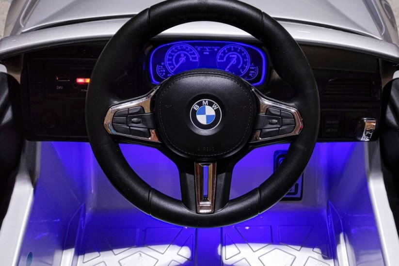Beneo Elektrické autíčko BMW M5 24V Mäkké EVA kolesá Motory: 2 x 24V Kapacita batérií 24V LED Svetlá 2,4 GHz diaľkové ovládanie MP3 Prehrávač Koženkové sedadlo ORIGINÁL licencia červená