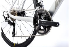 Silniční kolo Apache Gila RS3, stříbrné, 56–58 cm