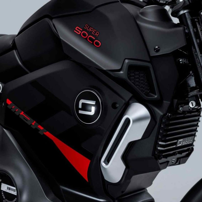 Elektrický motocykel Super Soco TC MAX s hlinikovými kolesami