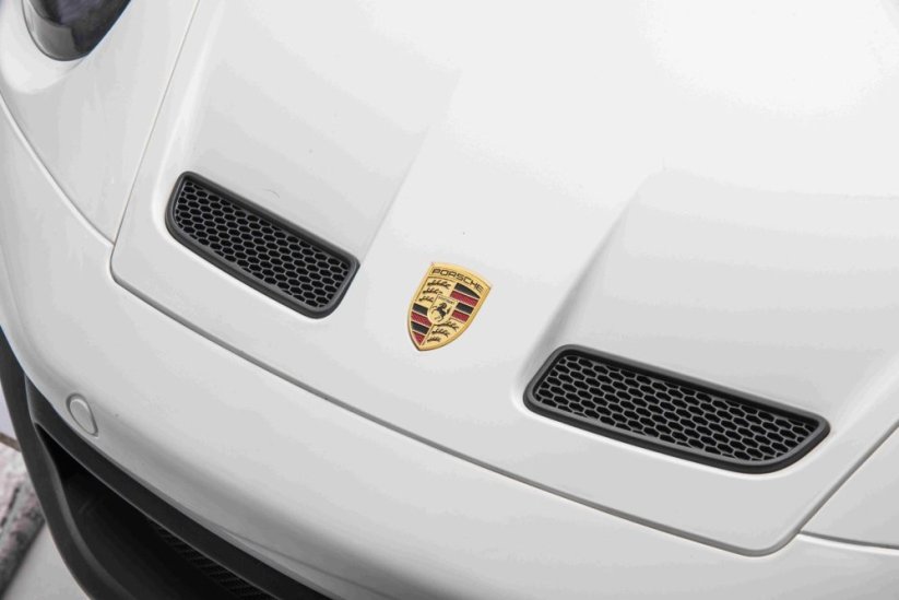 Beneo Elektrické autíčko Porsche 911GT3 24V s pohonom 4x4, biele, Dvojmiestne sedadlo, 2,4 GHz diaľkové ovládanie, USB/AUX Vstup, 200W motory, Odpruženie, Lítiová batéria, LED svetlá vpredu aj vzadu, ORIGINÁL licencia