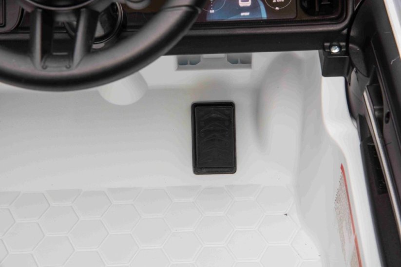 Elektrické autíčko Beneo Porsche Cayenne 12V s pohonem zadních kol a licencí (Jednomístné), bílé, Lithiová baterie, široké sedátko, Odpružené nápravy, 2,4 GHz Dálkový ovladač, MP3 přehrávač se vstupem USB/AUX, LED světla