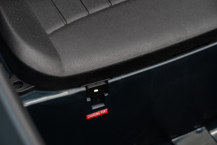 Beneo Elektrické auto BMW Mini Cooper 12V, červené, USB vstup s Bluetooth připojením na MP3 přehrávač, 2,4GHz dálkové ovládání, 2 x 25W motor, lithiová baterie, LED světla, ORIGINÁLNÍ licence