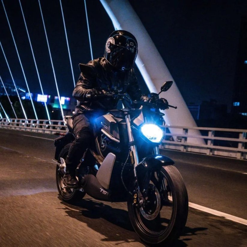 Elektrický motocykel Super Soco TS Streethunter dual battery sivý