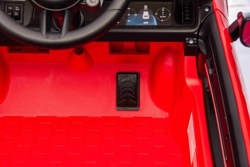 Elektrické autíčko Beneo Porsche Cayenne 12V s pohonem zadních kol a licencí (Jednomístné), červené, Lithiová baterie, široké sedátko, Odpružené nápravy, 2,4 GHz Dálkový ovladač, MP3 přehrávač se vstupem USB/AUX, LED světla