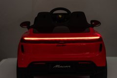Beneo Porsche Macan 12V Licenční elektromobil s pohonem zadních kol (jednomístný), červený, lithiová baterie, široká sedadla, odpružené nápravy, 2,4GHz dálkové ovládání, MP3 přehrávač s USB/AUX vstupem, LED světla