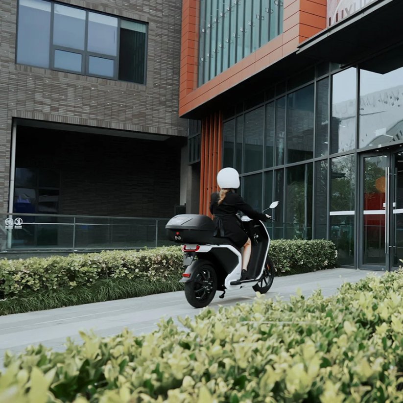 Motocykel Super Soco F01 biely