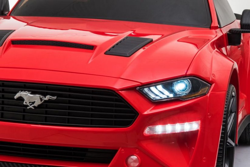 Beneo Driftovací elektrické autíčko Ford Mustang 24V hladké Drift kolečka motory: 2 x 25 000 otáček drift režim s rychlostí 13 Km / h 24V baterie LED světla přední EVA kola 2,4 GHz červená