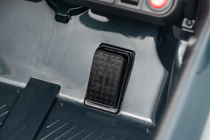 Beneo Elektrické auto BMW Mini Cooper 12V, černé, USB vstup s Bluetooth připojením na MP3 přehrávač, 2,4GHz dálkové ovládání, 2 x 25W motor, lithiová baterie, LED světla, ORIGINÁLNÍ licence