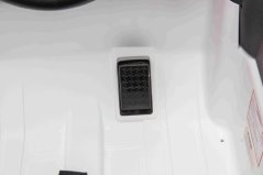 Elektrické autíčko Toyota Landcruiser 12V, biele, široké jednomiestne sedadlo, 2,4 GHz diaľkové ovládanie, USB / AUX Vstup, Bluetooth, Odpruženie, Lítiová batéria, LED svetlá, 2 X 25W Motor, ORIGINÁL licencia