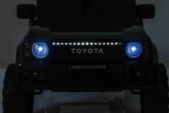 Elektrické autíčko Toyota Landcruiser 12V, army, široké jednomiestne sedadlo, 2,4 GHz diaľkové ovládanie, USB / AUX Vstup, Bluetooth, Odpruženie, Lítiová batéria, LED svetlá, 2 X 25W Motor, ORIGINÁL licencia