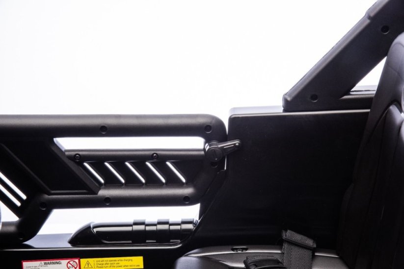 Beneo Elektrické autíčko Toyota FJ Cruiser XXL s pohonom 4x4, licencované (Dvojmiestne), čierne, Prenosná lítiová batéria, Vysoký podvozok, Dve sedadlá, Odpružená zadná náprava, 2,4 GHz Diaľkový ovládač, MP3 prehrávač s Bt, LED