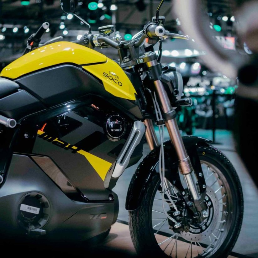 Elektrický motocykel Super Soco TC MAX s hlinikovými kolesami