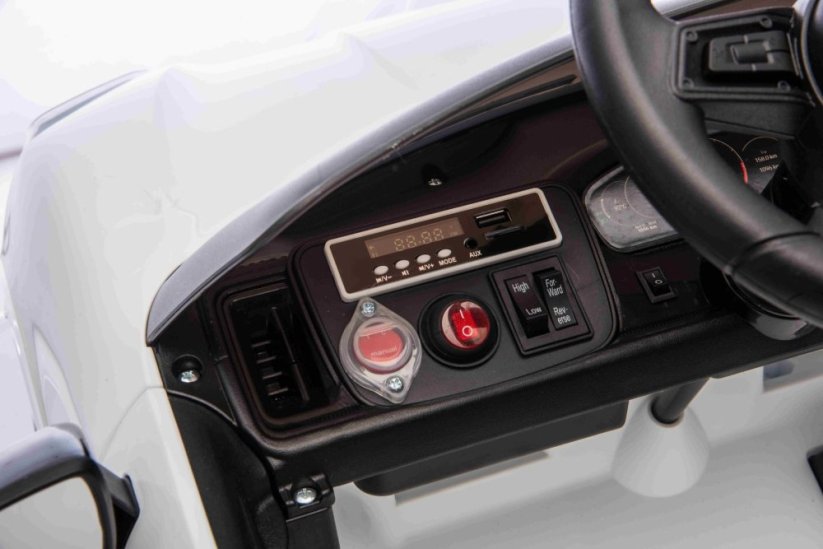 Elektrické autíčko Beneo Porsche Cayenne 12V s pohonem zadních kol a licencí (Jednomístné), bílé, Lithiová baterie, široké sedátko, Odpružené nápravy, 2,4 GHz Dálkový ovladač, MP3 přehrávač se vstupem USB/AUX, LED světla