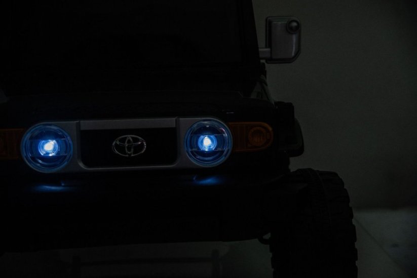 Beneo Elektrické autíčko Toyota FJ Cruiser XXL s pohonom 4x4, licencované (Dvojmiestne), čierne, Prenosná lítiová batéria, Vysoký podvozok, Dve sedadlá, Odpružená zadná náprava, 2,4 GHz Diaľkový ovládač, MP3 prehrávač s Bt, LED