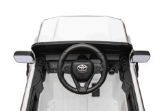 Elektrické autíčko Toyota Landcruiser 12V, biele, široké jednomiestne sedadlo, 2,4 GHz diaľkové ovládanie, USB / AUX Vstup, Bluetooth, Odpruženie, Lítiová batéria, LED svetlá, 2 X 25W Motor, ORIGINÁL licencia