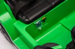 Beneo Porsche Macan 12V s pohonem zadních kol, licencované elektrické auto (jednomístné), zelené, lithiová baterie, široká sedadla, odpružené nápravy, 2,4GHz dálkové ovládání, MP3 přehrávač se vstupem USB/AUX, LED světla
