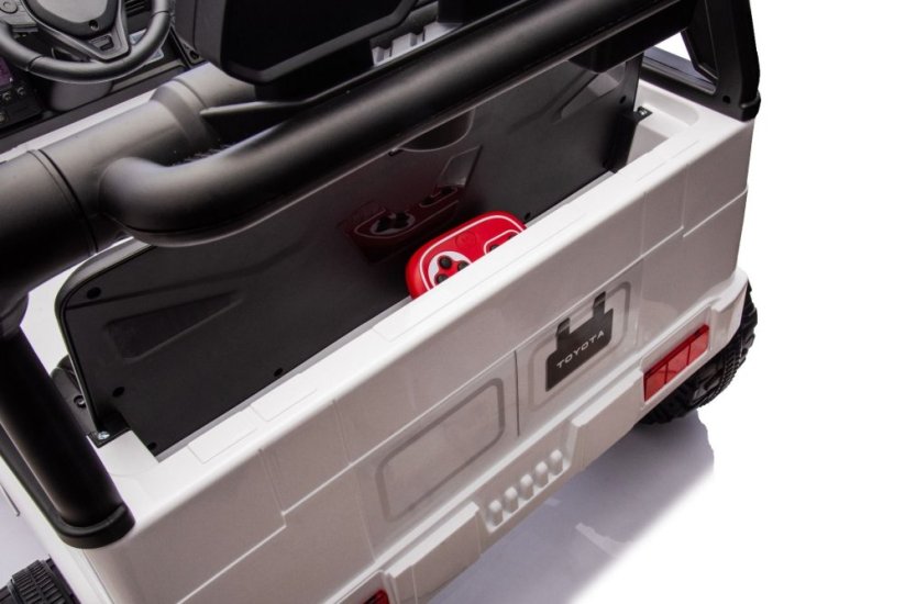 Beneo Elektrické autíčko Toyota FJ Cruiser XXL s pohonom 4x4, licencované (Dvojmiestne), biele, Prenosná lítiová batéria, Vysoký podvozok, Dve sedadlá, Odpružená zadná náprava, 2,4 GHz Diaľkový ovládač, MP3 prehrávač s Bt, LED