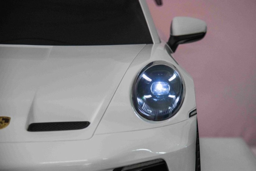 Beneo Elektrické autíčko Porsche 911GT3 24V s pohonom 4x4, biele, Dvojmiestne sedadlo, 2,4 GHz diaľkové ovládanie, USB/AUX Vstup, 200W motory, Odpruženie, Lítiová batéria, LED svetlá vpredu aj vzadu, ORIGINÁL licencia