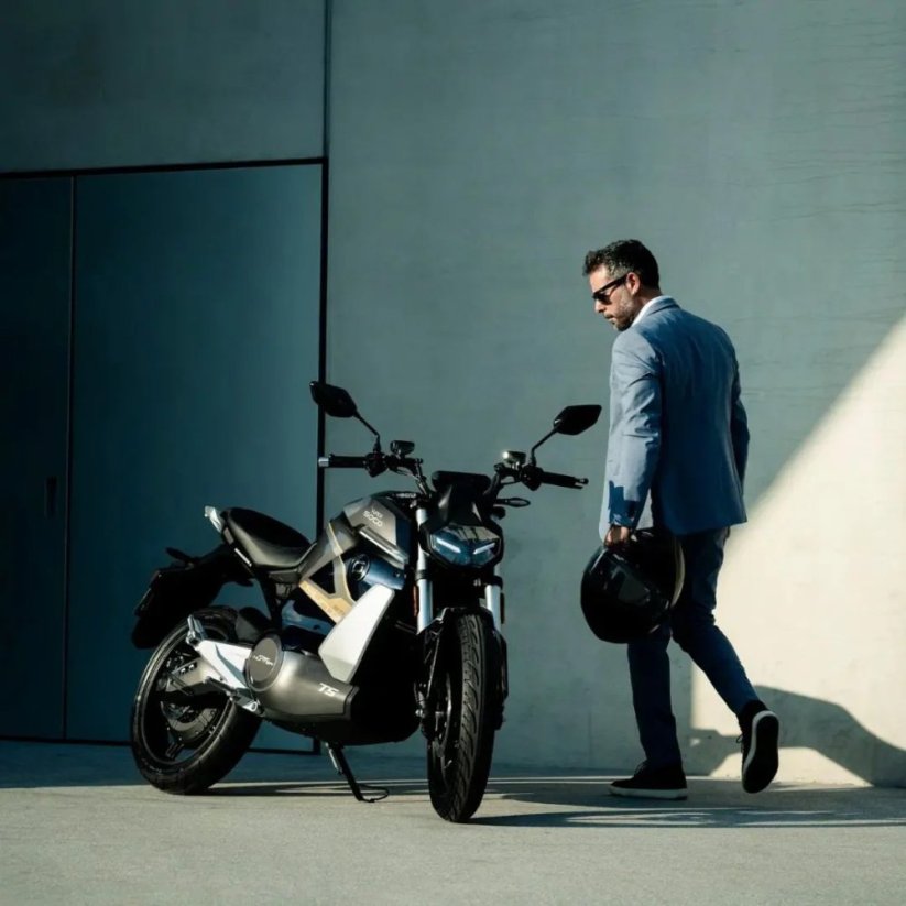 Elektrický motocykel Super Soco TS Streethunter dual battery sivý