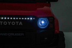 Elektrické autíčko Toyota Landcruiser 12V, červené, široké jednomiestne sedadlo, 2,4 GHz diaľkové ovládanie, USB / AUX Vstup, Bluetooth, Odpruženie, Lítiová batéria, LED svetlá, 2 X 25W Motor, ORIGINÁL licencia