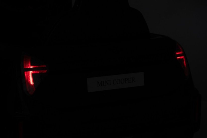 Beneo Elektrické auto BMW Mini Cooper 12V, černé, USB vstup s Bluetooth připojením na MP3 přehrávač, 2,4GHz dálkové ovládání, 2 x 25W motor, lithiová baterie, LED světla, ORIGINÁLNÍ licence